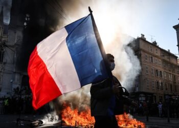 Во Франции проверят возможное отношение России к уличным протестам
