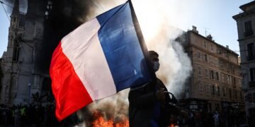 Во Франции проверят возможное отношение России к уличным протестам