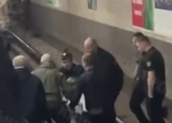 Поліція в метро Києва: пасажира врятували від смертельної небезпеки, – ВІДЕО