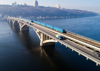 Години в заторах: у напрямку одного з мостів Києва перекрили рух, – ФОТО
