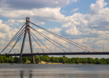 Вибухи над Північним мостом Києва: рух транспорту ускладнено