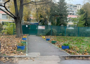 Вхід і вихід заблоковано: поліція Києва оточила дитячий садочок