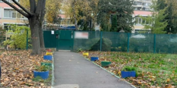 Вхід і вихід заблоковано: поліція Києва оточила дитячий садочок